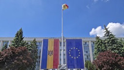 Das moldauische Regierungsgebäude ist mit EU und Moldau Flagge geschmückt, 21.05.2025.