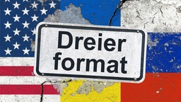 Hinweisschild mit Aufschrift "Dreierformat",  mit Rissen und abgeplatzer Farbe, sowie den Nationalflaggen der Vereinigten Staaten von Amerika, der Ukraine und der Russischen Föderation.
