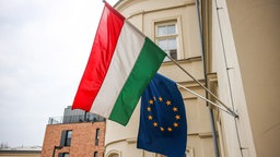 Die Flaggen von Ungarn und der EU wehen im Wind, 11.04.2026.
