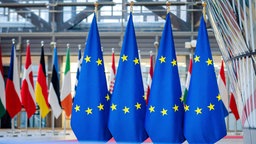 Im Gang des EU-Hauptquartier in Brüssel stehen die Flaggen der Mitgliedsländer