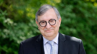Abraham Lehrer lächelt bei einem Pressetermin zum Musikfestival "Shalom Musik Köln 2022" freundlich in die Kamera