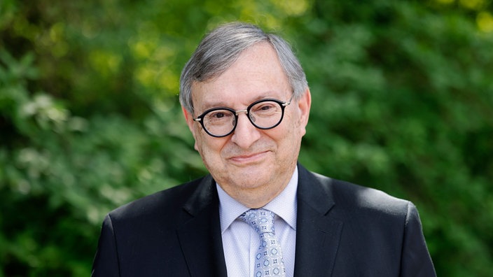 Abraham Lehrer lächelt bei einem Pressetermin zum Musikfestival "Shalom Musik Köln 2022" freundlich in die Kamera