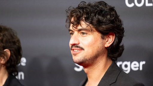 Der Regisseur und Filmemacher Mehmet Akif Büyükatalay bei der Preisverleihung zum NRW Preis am 16.10.2025