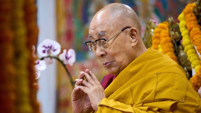 Der 14. Dalai Lama am 7. Mai 2025 beim Gebet im Tsuglakhang-Tempel im indischen Dharamsala