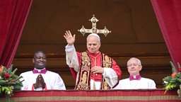 Papst Leo XIV. bei der Weihnachtsbotschaft und dem Urbi Et Orbi Segen von der Loggia des Petersdom am 25.12.2025