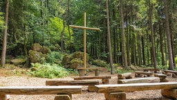 Im Wald der Kirchengemeinde Unnau (Bad Marienberg) im Westerwald befindet sich eine Waldkirche.
