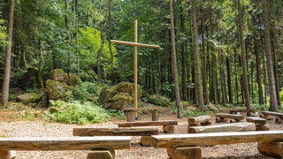 Im Wald der Kirchengemeinde Unnau (Bad Marienberg) im Westerwald befindet sich eine Waldkirche.