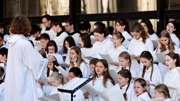 Der Kölner Domchor singt vor Erzbischof Rainer Maria Kardinal Woelki beim Pontifikalamt zu Fronleichnam 2022 auf dem Roncalliplatz
