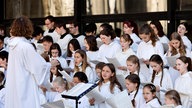 Der Kölner Domchor singt vor Erzbischof Rainer Maria Kardinal Woelki beim Pontifikalamt zu Fronleichnam 2022 auf dem Roncalliplatz