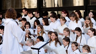 Der Kölner Domchor singt vor Erzbischof Rainer Maria Kardinal Woelki beim Pontifikalamt zu Fronleichnam 2022 auf dem Roncalliplatz
