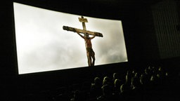 Leinwand mit Filmausschnitt des Kinofilms Die Passion Christi