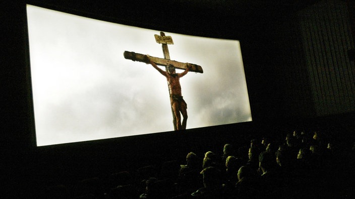 Leinwand mit Filmausschnitt des Kinofilms Die Passion Christi