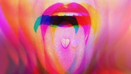Psychedelische, bunte Darstellung einer Ecstasy-Pille auf einer ausgestreckten Frauenzunge
