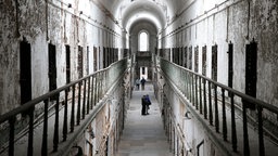 Museumsbesucher in einem der mehrstöckigen Zellenblöcke des Eastern State Penitentiary