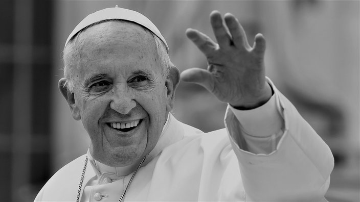 Das Schwarzweißfoto zeigt Papst Franziskus I. am 11.05.2016 bei der wöchentlichen Generalaudienz auf dem Petersplatz, er winkt und lächelt