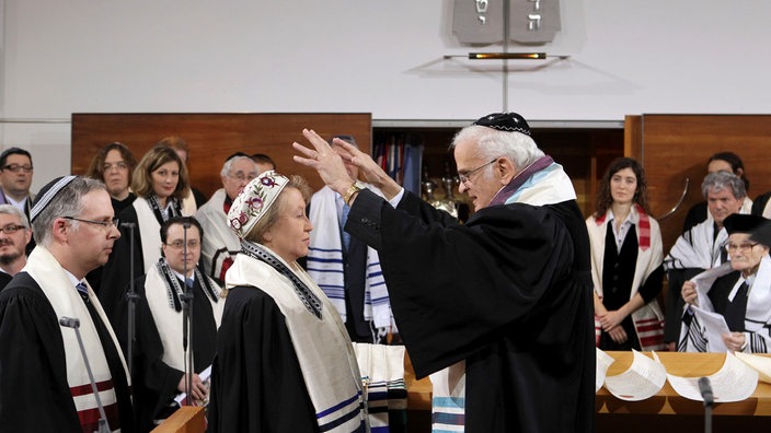 Der Rabbi Prof. Walter Jacob (r), Präsident des Abraham Geiger Kollegs, führt am 23.11.2011 die Rabbinerordination mit Antje Yael Deusel durch.