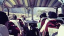 Einige Personen sind mit einem Bus unterwegs