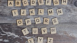 Holzbuchstaben, ganzes Alphabet auf Holzhintergrund