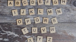 Holzbuchstaben, ganzes Alphabet auf Holzhintergrund