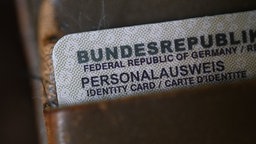 Ein deutscher Personalausweis steht in einem Geldbeutel