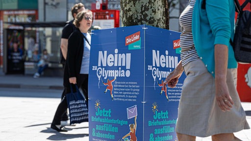 Plakate mit der Aufschrift "Nein! zu Olympia" werben im öffentlichen Raum gegen eine Olympiabewerbung,