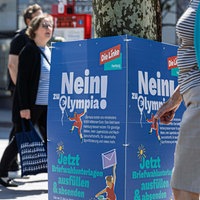Plakate mit der Aufschrift "Nein! zu Olympia" werben im öffentlichen Raum gegen eine Olympiabewerbung,