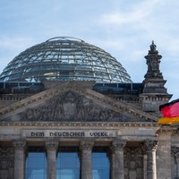 Vor dem Reichstagsgebäude weht die deutsche Flagge