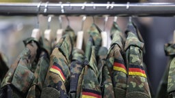 Feldjacken der Bundeswehr in Tarnfarben hängen auf einer Kleiderstange