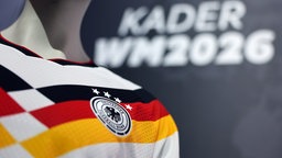 DFB-Nationaltrikot im DFB-Hauptquartier Frankfurt. Im Hintergrund ist zu lesen "Kader WM2026"