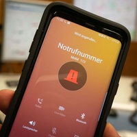 Ein Mitarbeiter demonstriert in der Zentralen Leitstelle der Feuerwehr das Absetzen eines Notrufes.