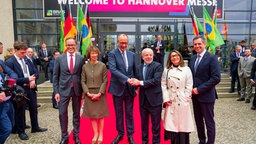 Bundeskanzler Merz schüttelt Brasiliens Präsident Lula da Silva im Rahmen der Eröffnung der Hannovermesse die Hand.