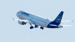 Ein Airbus A320-200 der Deutschen Lufthansa startet vom Flughafen Berlin-Brandenburg. 