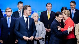 Beim Nato-Außenministertreffen kommen die Vertreter der Staaten zum Familienfoto zusammen. 