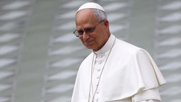 Papst Leo XIV. geht nach seiner Ansprache während der Vereidigungszeremonie der neuen Schweizergardisten in der Aula Paul VI. im Vatikan am 6. Mai 2026.