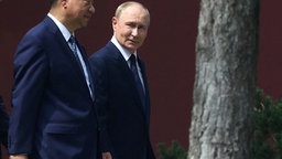 Russlands Präsident Putin geht neben Chinas Staatschef Xi Jinping bei einem Besuch in China am 02.09.2025.