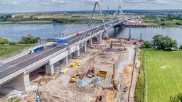 Luftaufnahme vom Abriss der alten Leverkusener Rheinbrücke und dem Neubau der zweiten neuen Brücke. 