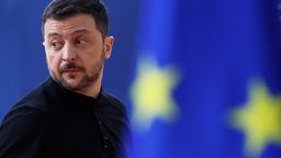 Der ukrainische Präsident Wolodymyr Selenskyj vor einer Europa-Flagge beim EU-Gipfel am 06.03.2025.