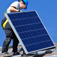 Arbeiter montiert Solaranlage