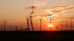 trommasten und Windräder rund um das Kohlekraftwerk Niederaußem des Stromkonzerns RWE.