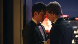Hudson Williams (links) und Connor Storrie in einer Szene der Serie "Heated Rivalry".