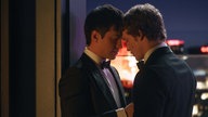 Hudson Williams (links) und Connor Storrie in einer Szene der Serie "Heated Rivalry".