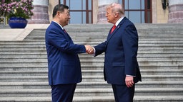 Chinas Präsident Xi Jinping begrüßt Präsident Donald Trump vor der Großen Halle des Volkes in Peking während ihres zweitägigen Gipfeltreffens.