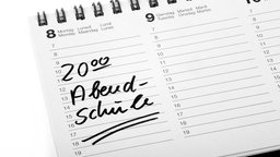 Symbolbild: In einem Kalender steht der Eintrag "20:00 Uhr Abendschule".