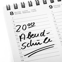 Symbolbild: In einem Kalender steht der Eintrag "20:00 Uhr Abendschule".