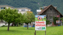 Ein Abstimmungsplakat der SVP zur Eidgenoessischen Volksinitiative "Keine 10-Millionen-Schweiz!" 