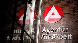 Symbolbild: Logo und Schriftzug der "Agentur für Arbeit" an einer Hauswand