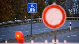 Symbolbild: Vor einem Autobahnhinweis steht ein "Einfahrt-Verboten"-Schild.