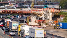 Baustelle und zähfließender Verkehr am Autobahnkreuz Duisburg-Kaiserberg. 