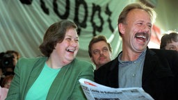 Grünen-Politikerin Bärbel Höhn und Parteikollege Jürgen Trittin auf einem Parteitag in Jüchen (Kreis Neuss) am 17. Januar 1998.