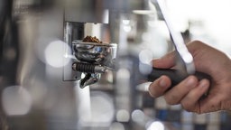 Barista bereitet Kaffee zu